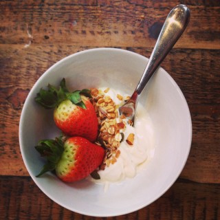 Viva Strawberries, granola and greek yoghurt