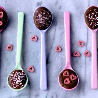 Easy edible valentine gift chocolate spoons on feedingboys.co.uk