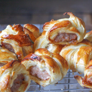 How to make easy Chutney Sausage Rolls for kids' packed lunches on feedingboys.co.uk